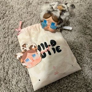 CRYBABY Wild but Cutie - Vintage Cutie Series
Vinyl Plush Pendant